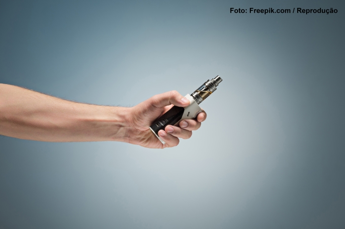 Reino Unido planeja realizar consulta nacional para limitar uso de vape entre crianças 