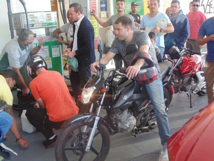 Busca por combustível gera longas filas em postos de Mauá