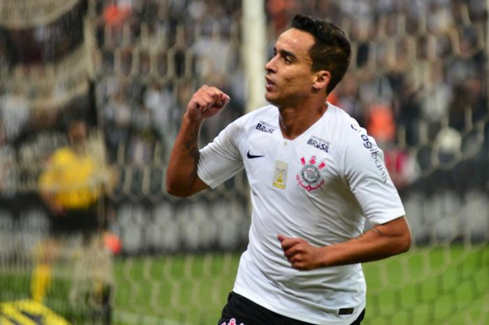 Com gol de Jadson, Corinthians vence o América-MG em Itaquera