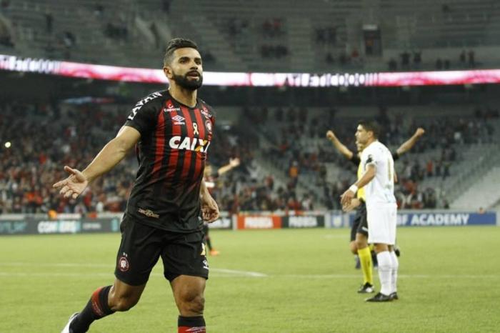 Atlético-PR vence Santos por 2 a 0 e aumenta crise do time paulista