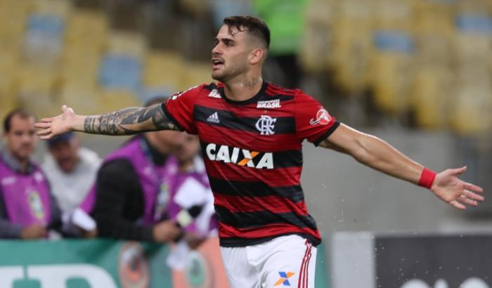 Flamengo vence Corinthians no Maracanã e amplia vantagem na liderança