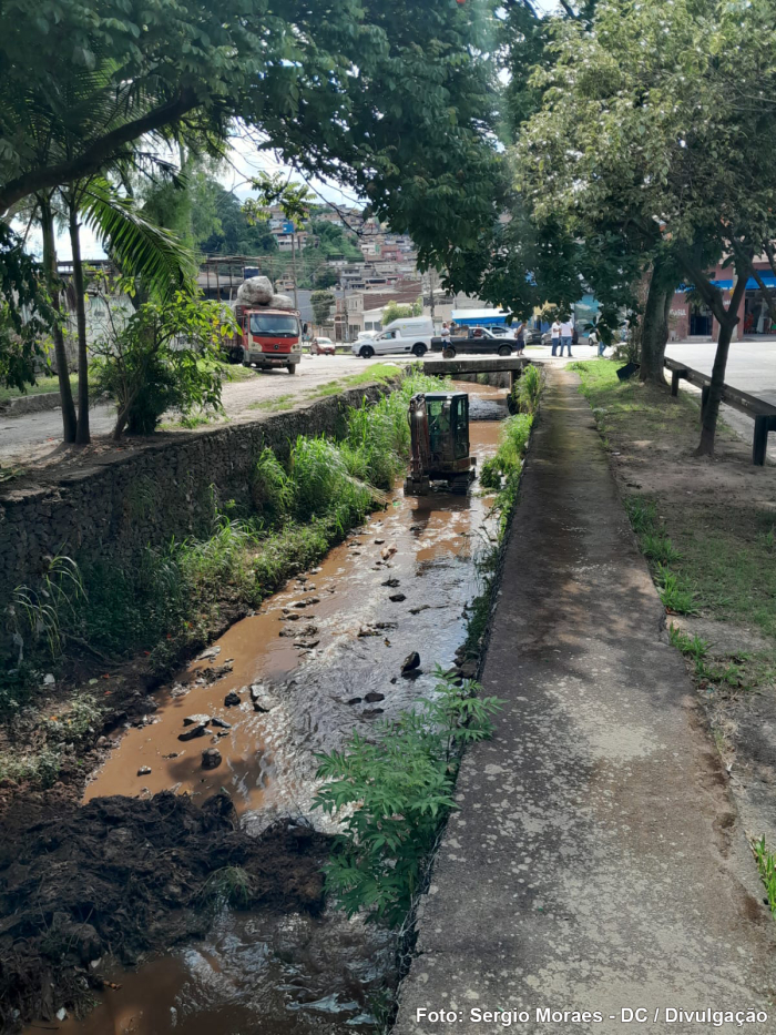 Prefeitura de Mauá faz a limpeza do Córrego Corumbé