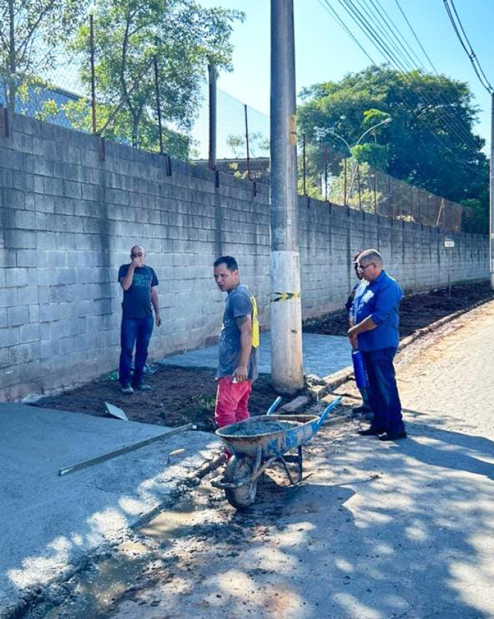 Ronaldo Pedrosa celebra melhoria nas calçadas da Rua das Acácias, no Polo Industrial ACIBAM
