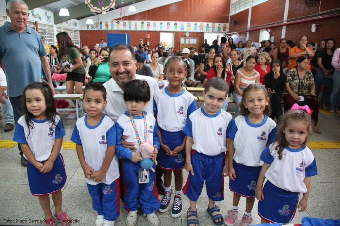 Prefeito Marcelo Oliveira inicia entrega de uniformes para alunos da rede municipal