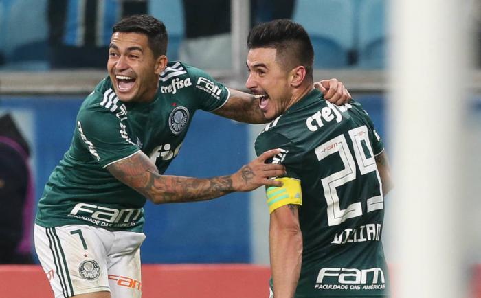 Willian marca dois e Palmeiras vence Grêmio fora de casa