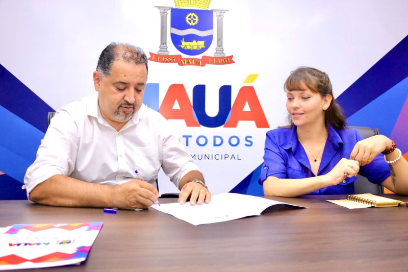 Marcelo Oliveira e Dayuri Priolean no gabinete do prefeito