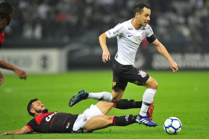 Corinthians só empata com Vitória em casa e fica distante dos líderes