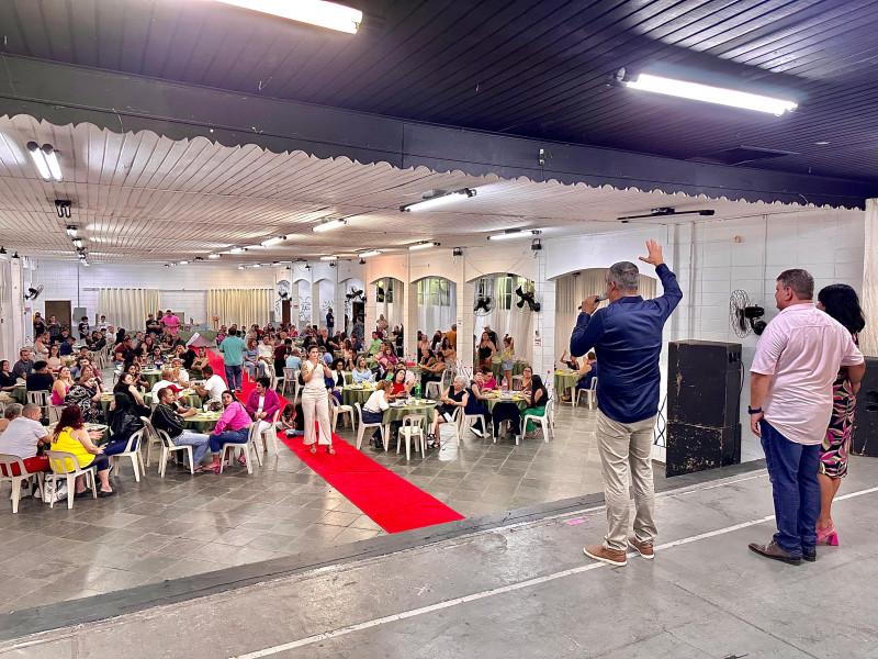 Jantar em homenagem às mães contou com cerca de 300 pessoas