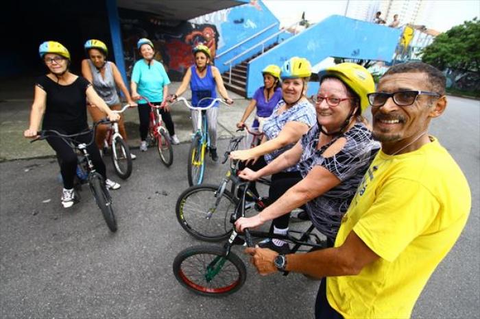 Aula gratuita de bicicletas para idosos é destaque em Mauá