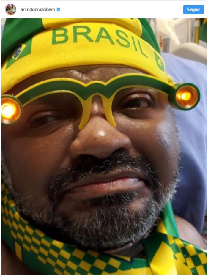 Família posta foto do sambista Arlindo Cruz torcendo pela seleção brasileira
