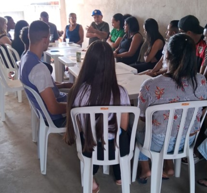 Ivan Stella apresenta propostas para grupo de jovens da igreja Deus Proverá em Mauá