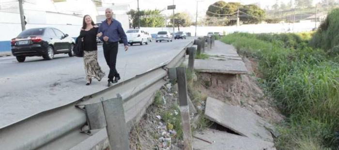 Cratera completa cinco meses sem solução em Mauá