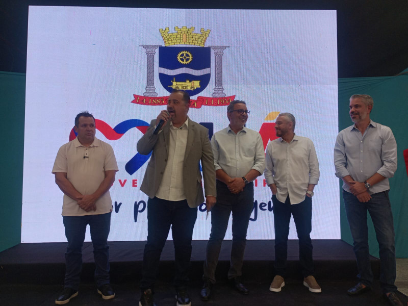 O vereador Juninho Getúlio, Marcelo Oliveira, o deputado Rômulo Fernandes, o secretário Caio Carvalho e Paulo S. Gabas, gerente do shopping
