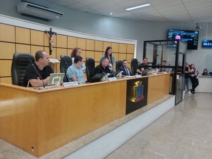 Sob protestos de servidores, Câmara de Mauá aprova projeto de lei que autoriza pagamento de abono a funcionários públicos
