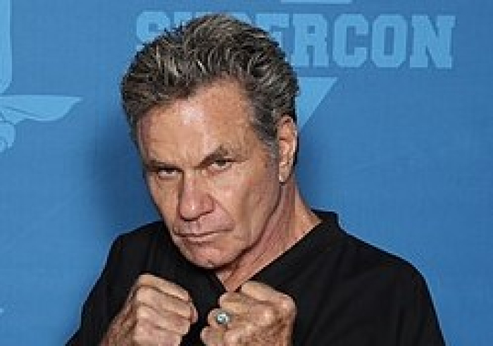 Astro de “Karatê Kid” e “Cobra Kai” é expulso de evento acusado de morder atriz