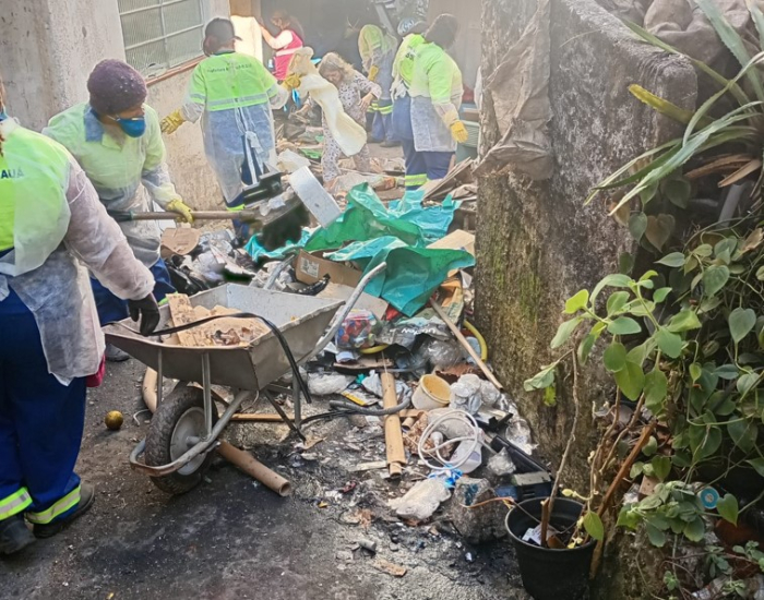 Prefeitura de Mauá remove mais de 5 toneladas de resíduos de residência no Centro em ação integrada