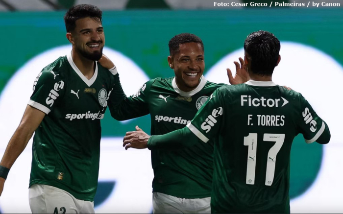 Com três gols de Vitor Roque, Palmeiras goleia o Internacional pelo Campeonato Brasileiro
