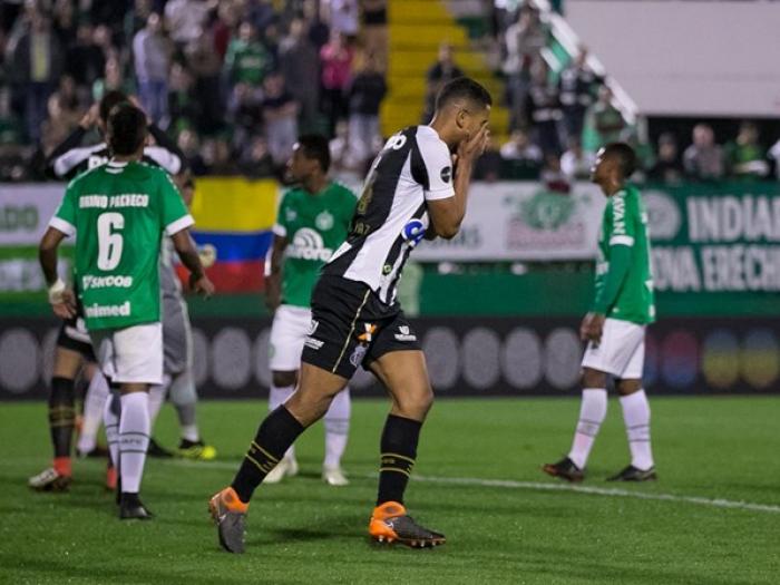 Sem brilho, Chapecoense e Santos empatam por 0 a 0
