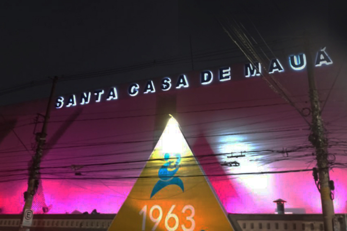 Fachada e jardim interno da Santa Casa de Mauá ganham cor rosa