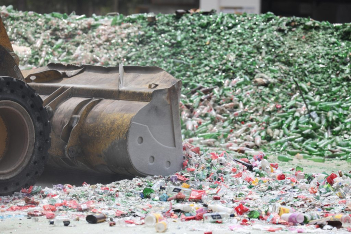 Polícia Civil destrói mais de 100 mil garrafas usadas em falsificação de bebidas alcoólicas