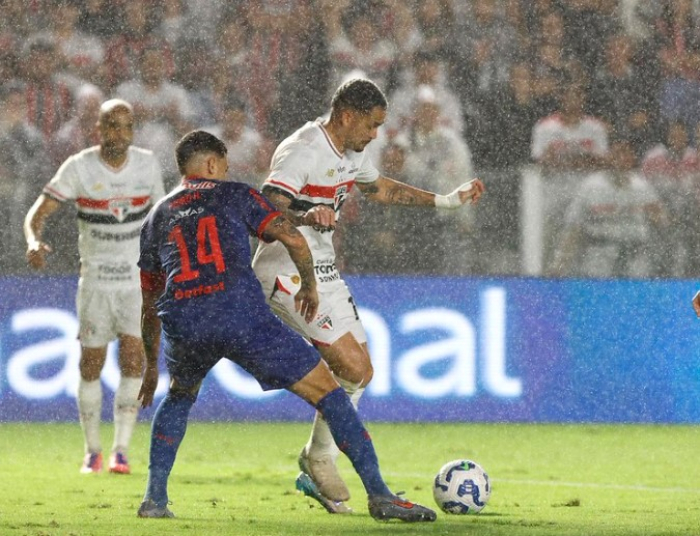 São Paulo perde para o Red Bull Bragantino na Vila Belmiro pelo Campeonato Brasileiro