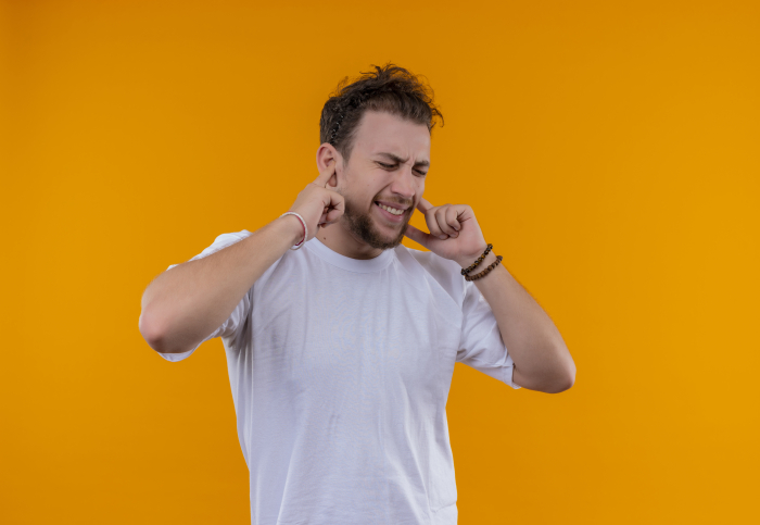 Problemas auditivos aumentam a ansiedade, a irritação e comprometem a qualidade de vida