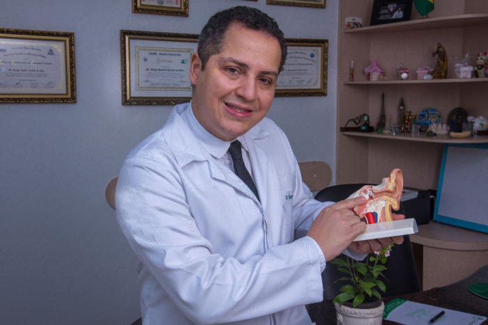 Especialista alerta que o risco de otite no verão vai além do mar e da piscina