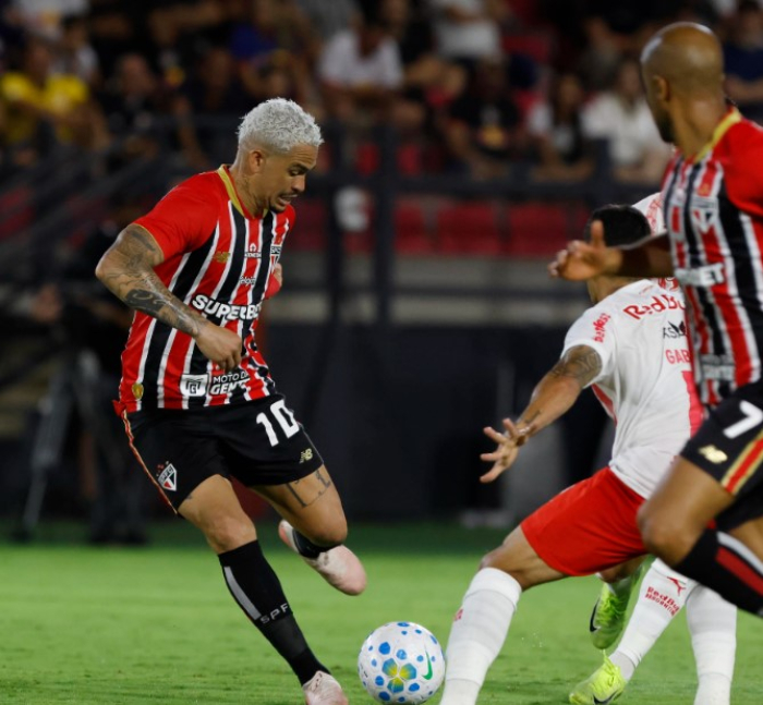 São Paulo vence o Red Bull Bragantino de virada e segue na liderança do Campeonato Brasileiro