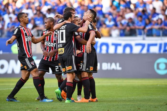 São Paulo vence Cruzeiro fora de casa e segue na cola do líder