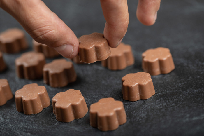 Os impactos do excesso de chocolate na pele, na digestão e no sono