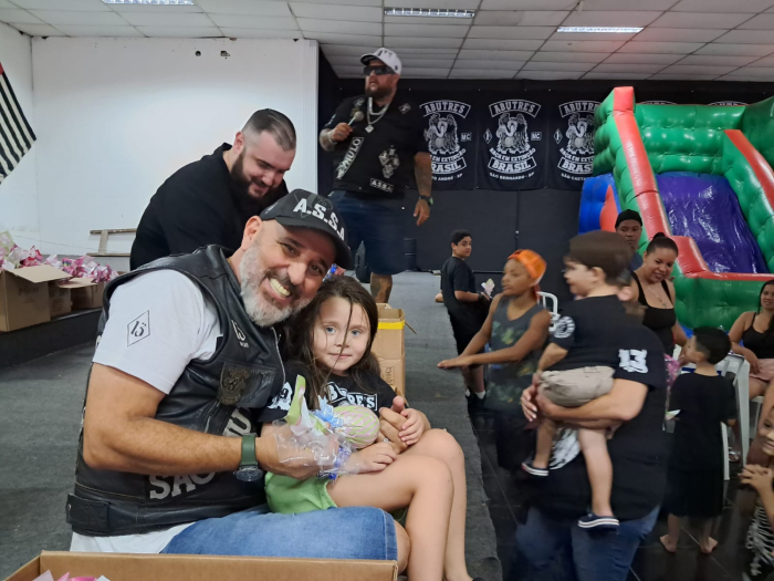 Abutre’s realiza entrega de dois mil ovos de Páscoa para crianças em comunidades carentes