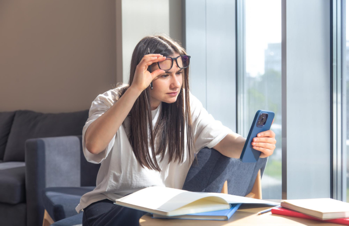 Excesso de telas compromete a visão de jovens antes dos 30 anos