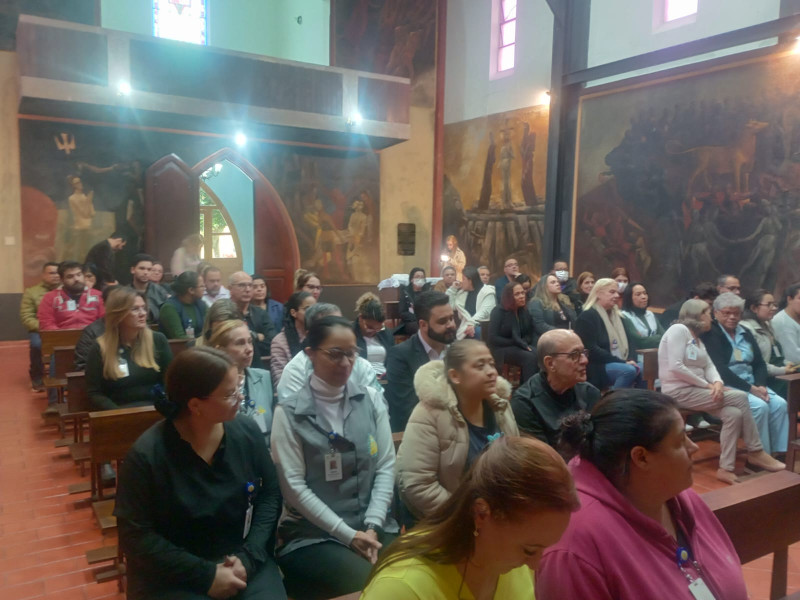 Colaboradores da Santa Casa visitaram a capela durante sua reabertura ao público