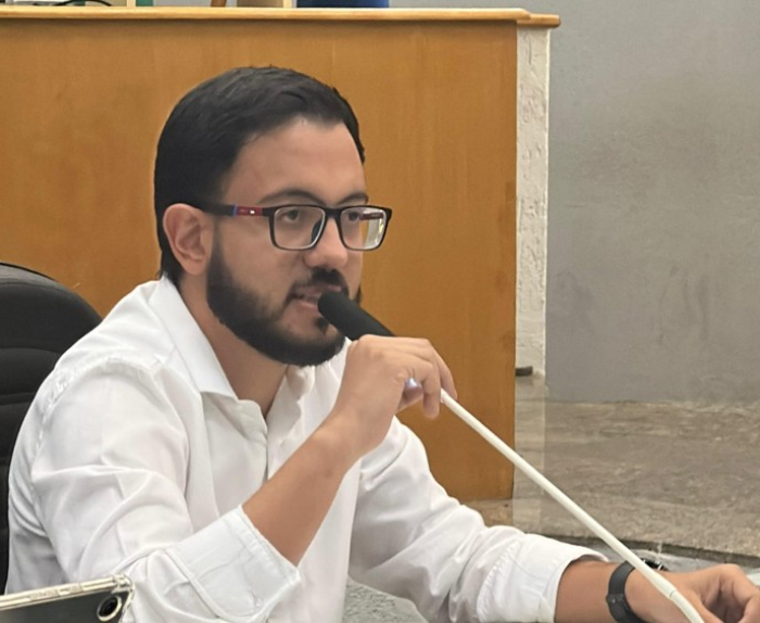 Vereador Leonardo Alves cobra solução para vazamento na Rua Justino Cardoso e queda de barranco na Capitão João
