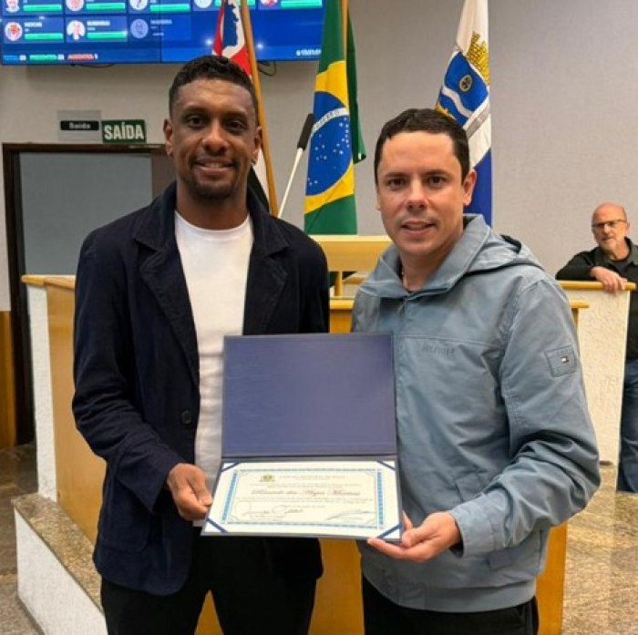 Renan Pessoa homenageia morador de Mauá que participou da minissérie “Brasil 70 – A Saga do Tri”, da Netflix