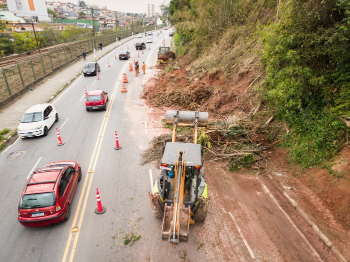 Obra de contenção em barranco no Jardim Guapituba é iniciada