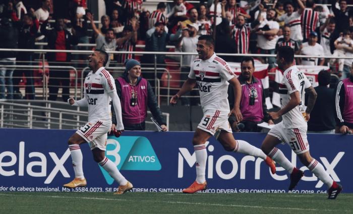 São Paulo vence o Vasco e assume liderança do Brasileirão