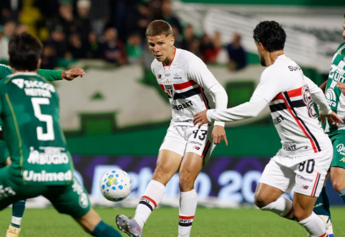 São Paulo perde para a última colocada Chapecoense pelo Campeonato Brasileiro