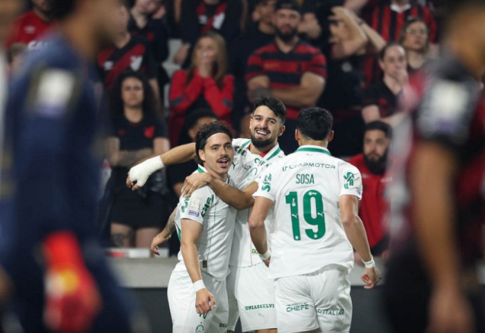 Palmeiras vence o Athletico-PR fora de casa e segue na vice-liderança do Campeonato Brasileiro
