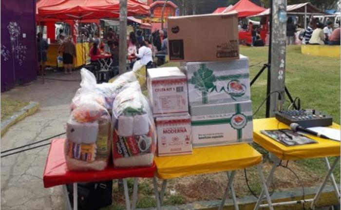 Feirantes doam semanalmente cestas básicas e rações em Mauá