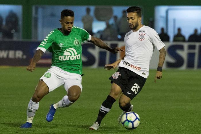 Corinthians vence Chapecoense fora de casa e garante vaga nas semifinais da Copa do Brasil