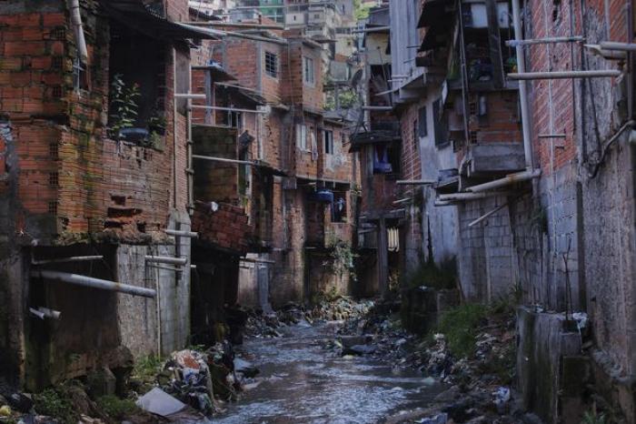 Há 20,6 milhões de lares sem rede de esgoto no Brasil, segundo IBGE