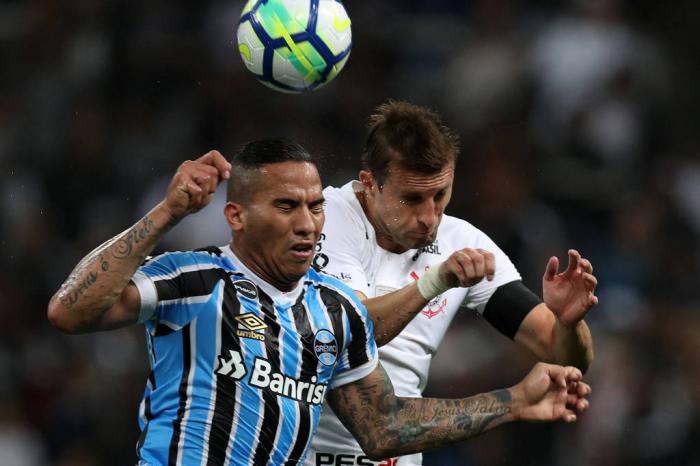Corinthians perde para o Grêmio em casa e fica longe do G6