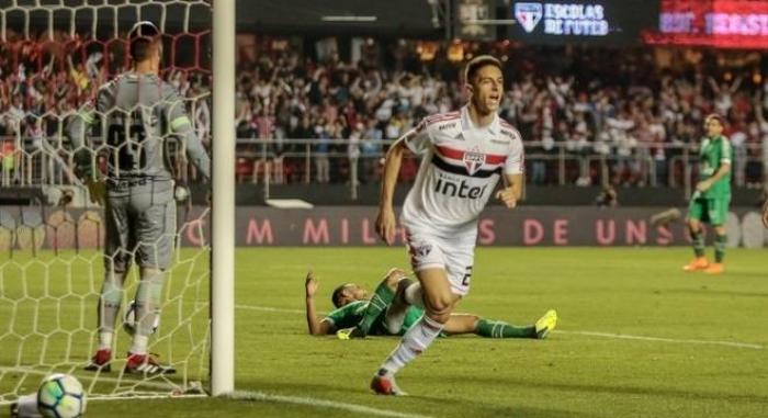 São Paulo vence Chapecoense e garante ‘título’ do primeiro turno do Brasileirão