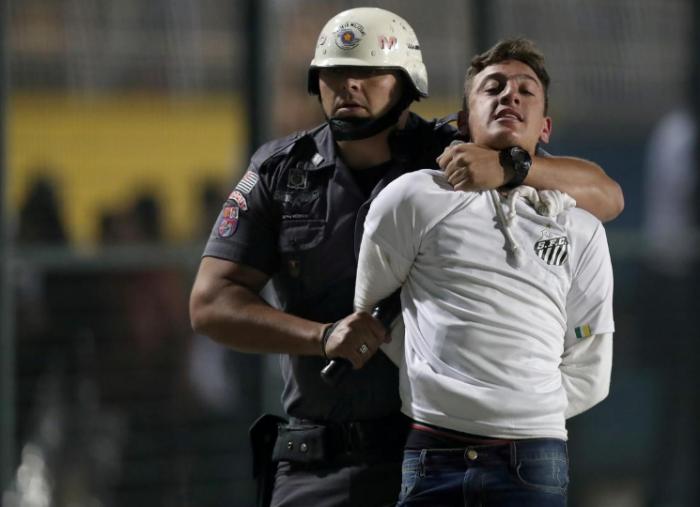 Após decisão desfavorável no tribunal, Santos empata com Independiente e é eliminado 