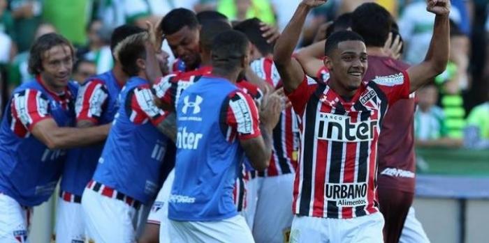 São Paulo vence Coxa fora de casa e ainda sonha com Libertadores