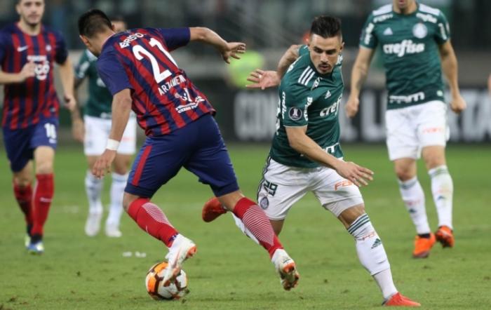 Palmeiras joga com um a menos desde os 3 minutos, perde a partida, mas se classifica