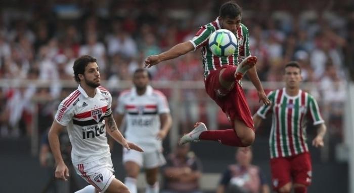 Com um a menos, São Paulo empata com Fluminense e segue líder do Brasileirão