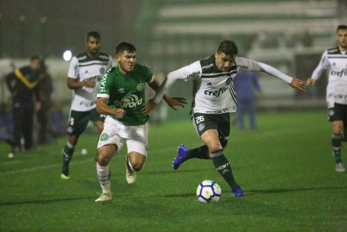 Palmeiras vence Chapecoense fora de casa e diminui diferença para o líder
