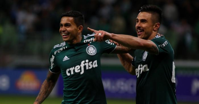 Palmeiras vence Atlético-PR e se aproxima dos líderes